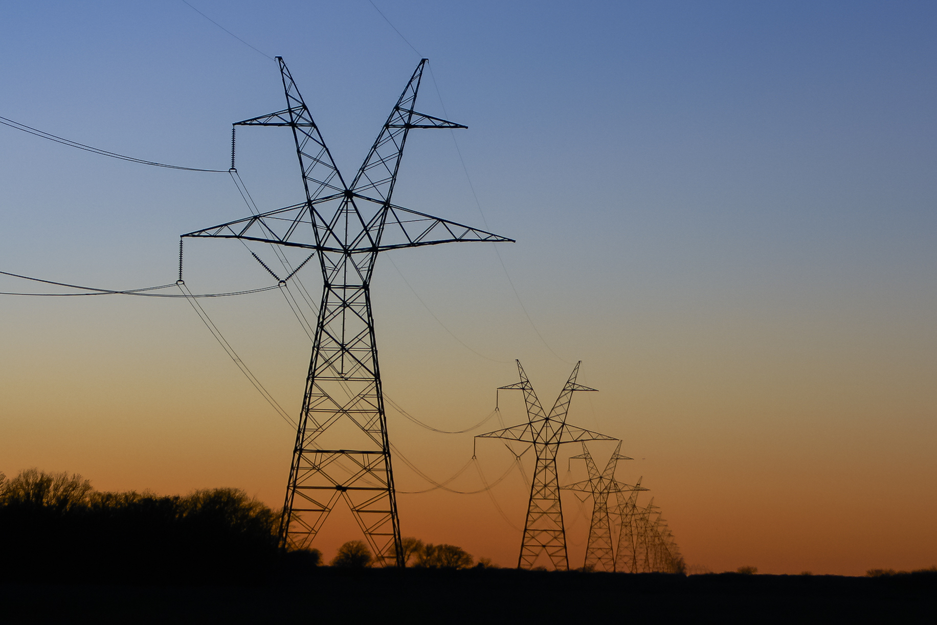 Yüksek gerilim elektrik iletim hattı kuleleri