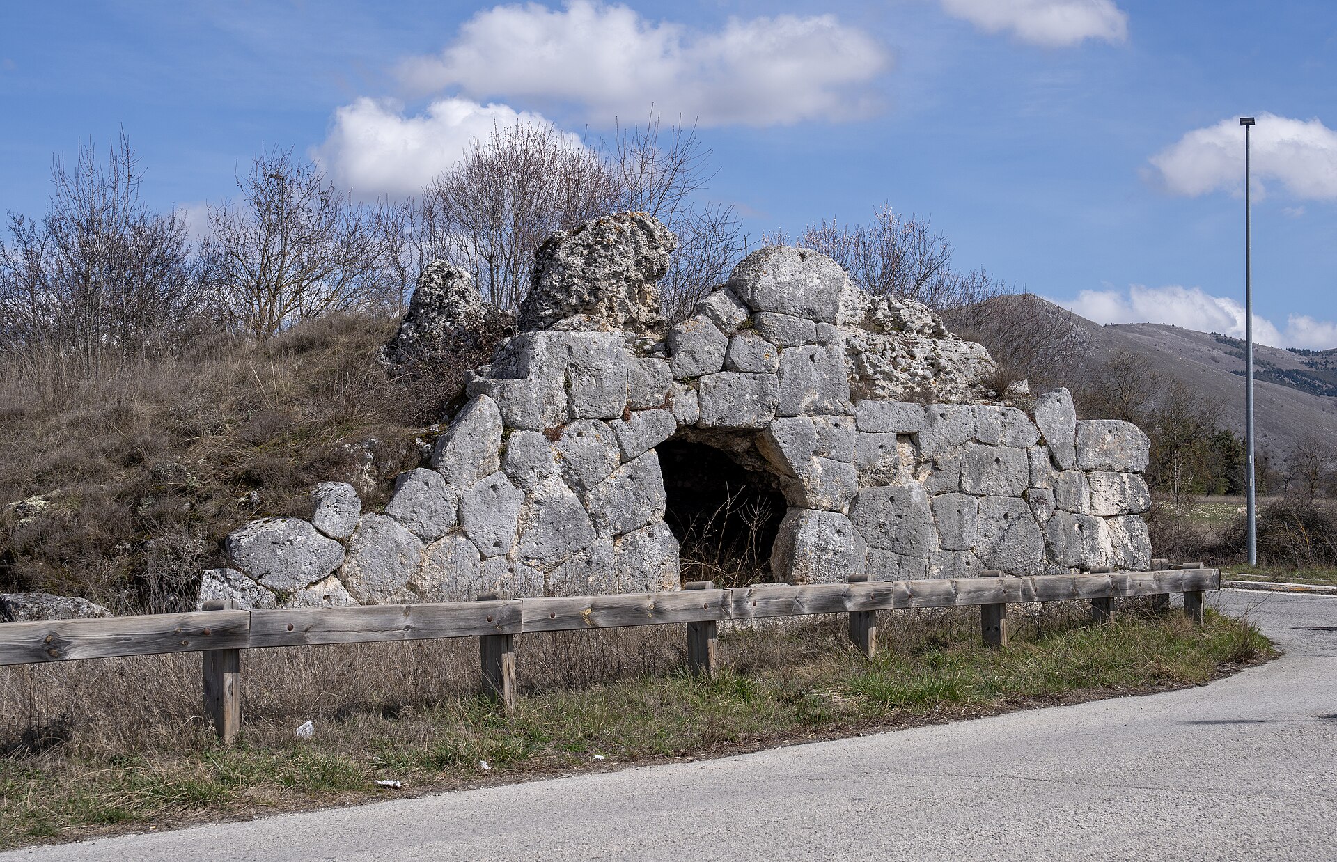Tarihi taş kemer yapı